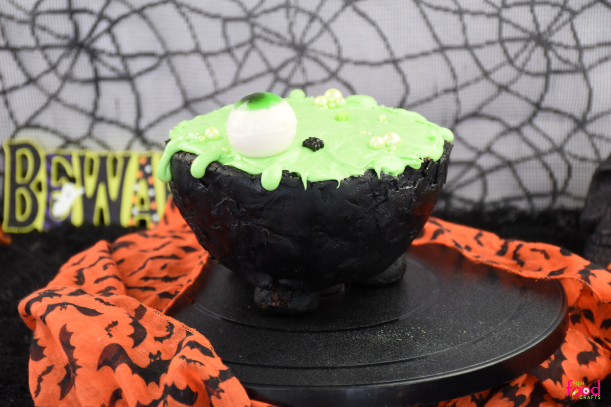 Halloween Cauldron Cake: A Bubbling, Spooky-Cute Treat That’ll Bewitch Everyone Who Sees It